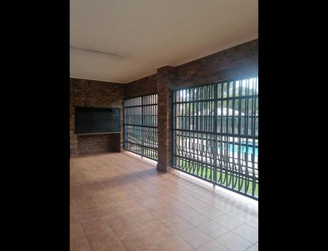 2 BEDROOM TOWNHOUSE FOR SALE IN SONNEVELD